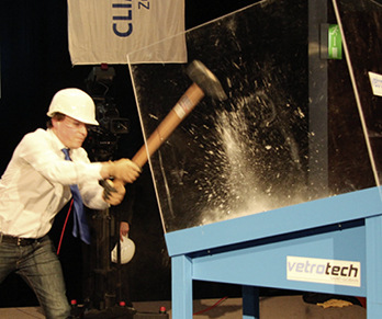 



Rolf Kochs von Vetrotech Saint-Gobain demonstrierte die extreme Widerstandskraft von Polyguard Attack, einem neuen VSG mit Polycarbonat-Laminat.
