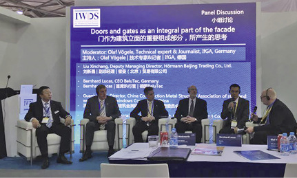 



GLASWELT-Redakteur Olaf Vögele moderierte den ganztägigen Kongress IDWS auf der R+T Asia.
