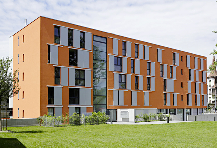 
Schiebeläden schaffen je nach Einsatzfall ein sehr simples Bedienkonzept. Gerade für den Einsatzbereich bei Wohnungsbaugesellschaften kann mit der Handbedienung eine kosteneffiziente Lösung geschaffen werden.



