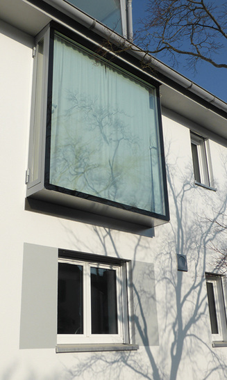 
Fenster in größeren Abmessungen und neuen Konstruktionsformen übernehmen heute weitere Aufgaben, wie z.B. Absturzsicherung.

