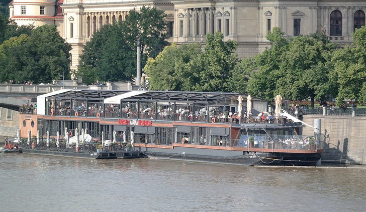 



Sonnenschutz ist schon lange nicht mehr allein auf Gebäude beschränkt und findet, wie bei diesem Beispiel, gerade im Bereich der Gastronomie rege Verwendung. Je nach Sonnenintensität kann sehr schnell auf das Befinden der Gäste reagiert und die Anlagen je nach Wunsch verfahren werden. 
