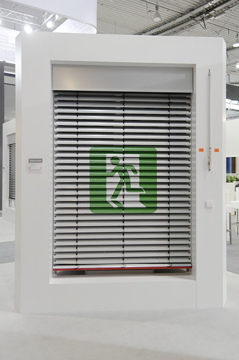 



Das sicherheitsrelevante mechanische Flucht-Raffsystem muss jährlich durch einen geschulten und autorisierten Fachbetrieb gewartet werden. 
