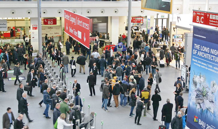 <p>
</p>

<p>
Ein ganz großer Teil der BAU 2015-Besucher hatten es auf die Systemanbieter im Aluminiumbereich abgesehen. Denn was die fensterbau/frontale für die Holz- und Kunststofffraktion ist, ist die BAU für die Aluminium-Systemanbieter.
</p> - © Foto: Daniel Mund

