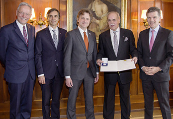 



Manfred J. Seitz mit seinen Laudatoren und seinem Sohn, v l.: Wolfgang Grenke, Präsident der IHK Karlsruhe-Baden; Dirk Seitz, CEO der aluplast GmbH; Dr. Frank Mentrup, Oberbürgermeister der Stadt Karlsruhe; Manfred J. Seitz, Ingo Wellenreuther, MdB.
