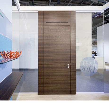 



Holztürelement H105 in Coco-Räuchereiche furniert mit beidseitig verdeckter Aluminiumzarge und verdeckten Türbändern. 
