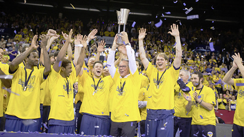 



Hermann Schüller (hier mit Pokal) mit der siegreichen Mannschaft der EWE Baskets Oldenburg. 

