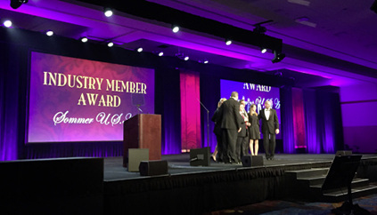 



Traditionell werden auf der IDA Expo während des Präsidenten-Banketts Preise in mehreren Sparten vergeben und gelten in der amerikanischen Torbranche als begehrte Trophäen. Sommer hat eine davon erhalten.
