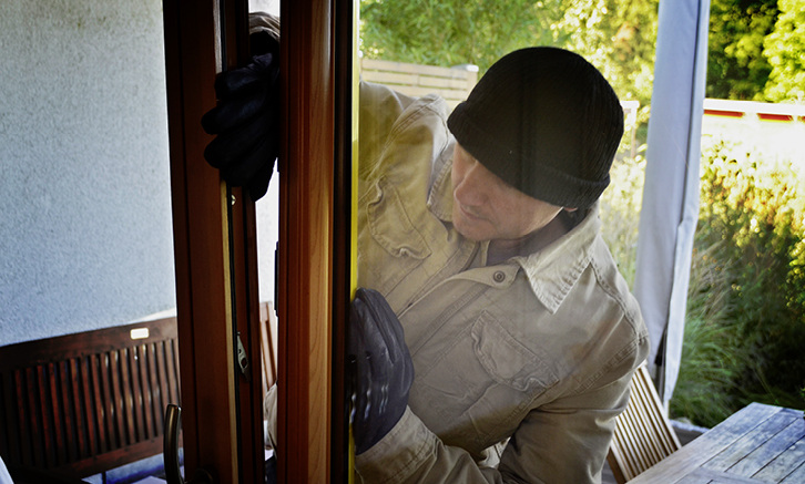 



Der mechanische Angriff ist nach wie vor die praktizierte Anwendungsmethode beim Einbruch. Es sind bisher keine Fälle bekannt, bei denen über Smart Home-Komponenten eingebrochen wurde.
