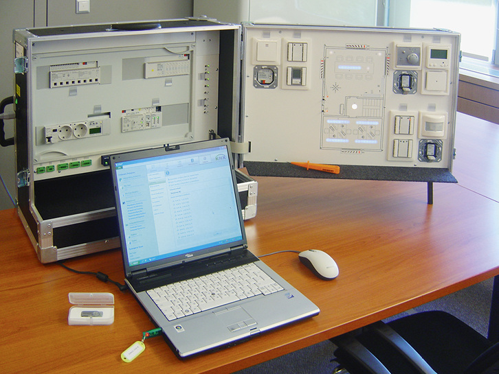 



Mit der aktuellen EIB Tool Software Version 4 (ETS4) kann das Programmieren von Teilnehmern und das Zuweisen vorgenommen werden, ohne die Verkabelung der angeschlossenen Geräte ändern zu müssen.
