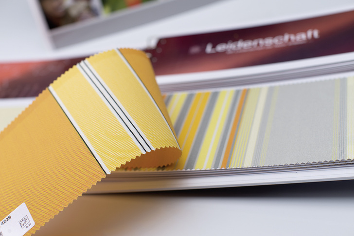 



Die Konzentration auf das Markisentuch und der Aspekt Farbe bringt beim Verkauf der Neubespannung auch die entsprechende Portion Emotion ins Spiel.
