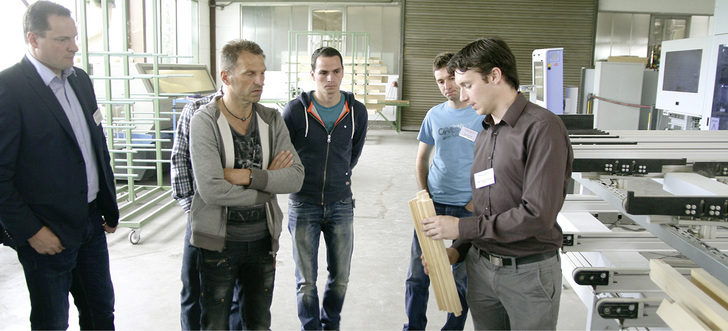 
Richard Prüller erläutert Fensterbau-Kollegen seine Eckverbindung im Produktionsprozess.
