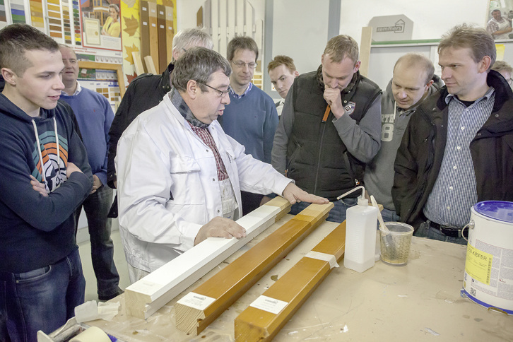 



Herman Husen erläutert den Teilnehmern unterschiedliche Lasuren.
