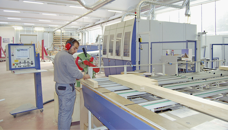 
Kern der Produktion: zweiportaliger Conturex C 124 für die Komplettbearbeitung in einer Aufspannung.
