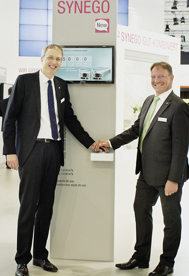 
Marcus Wittmann (l.), Leiter Fenster und Fassade, und Jürgen Hoffmann beim Start des Rehau Synego Countdowns auf der fensterbau / frontale 2014. 
