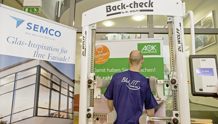 
Bei den Teilnehmern wurde zu Beginn des Fitnessprogramms zuerst die Rückenmuskulatur genau analysiert, um anschließend für jeden Einzelnen ein individuelles Trainingsprogramm zu erstellen.
