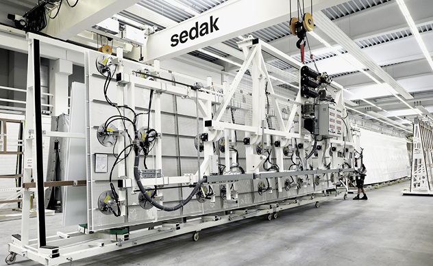 



Das euroTech Hebegerät trägt hier im Bild ein 3 m breites und 14 m langes Glassegment.
