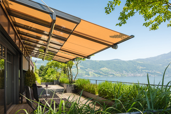 Das Glasvordach Ardon GP2600 mit integrierter Teleskop-Markise soll ohne störende Frontstützen zuverlässig vor ­Sonne, Regen und Schnee schützen.