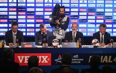 Michael K. Rasmussen, Marketingleiter der Velux Gruppe, unterzeichnet den neuen Fünf-Jahres-Vertrag als Titelsponsor der Velux EHF Champions League.
