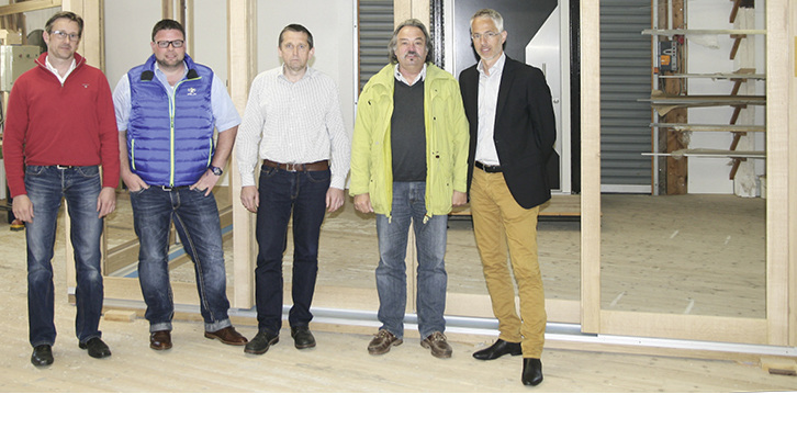 



Da hat sich ein Team in Sachen Sicherheitstechnik zusammengefunden (v. r.): Feuerstein-Geschäftsführer Michael Döppner, Dipl. Ing. Peter Bel, Architekt aus Wiesbaden, Gosbert Beck, technischer Betriebsleiter, Alexander Dupp und Jörg Stahlmann vor einer großen Hebe-Schiebe-Fensteranlage, die über einen RC 4 Nachweis verfügt. 
