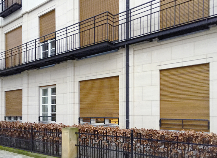 



Gerade bei Erdgeschosswohnungen oder leicht zugänglichen Balkonen bietet der Holzrollladen aufgrund seines hohen Flächengewichtes und seiner hohen Widerstandsfähigkeit einen guten Schutz gegen den Einbrecher.
