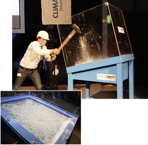 



Das neue VSG mit Polycarbonat-Zwischenlage ist deutlich leichter als ein herkömmliches VSG.
