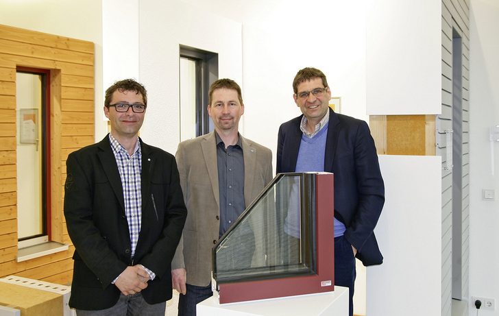 



Maco trifft Becker 360 (v. l.): Maco-Gebietsleiter Marco Brauckmeyer, Maco-Verkaufsleiter Nord Jürgen Volkert und Fenstermacher Markus Becker.
