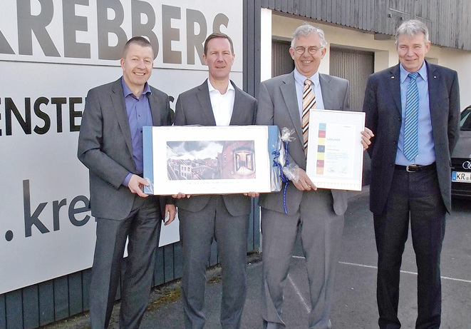 <p>
Mehr als eine rein geschäftliche Verbindung: Den 60. Jahrestag der Zusammenarbeit feierten Siegenia-Chef Wieland Frank (l.)und Rainer Duguid (r.), Vertriebsleiter Deutschland West, mit den beiden Geschäftsführern Lutz (2.v.l.) und Jan Krebbers. 
</p>