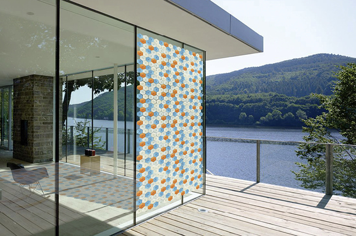 



Mit einem neuen Sonnenschutzelement für Glasfronten wird die Verschattung gläserner Fassadenelemente selbstregulierend gesteuert.
