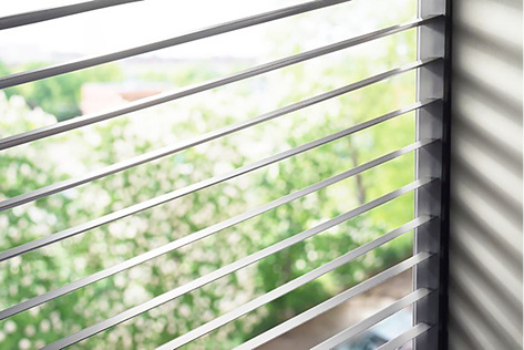 



Das Fassadenelement besteht aus zwei Dünngläsern und dazwischen-liegenden Lamellen sowie seitlichen, fluidführenden Rohrleitungen. 
