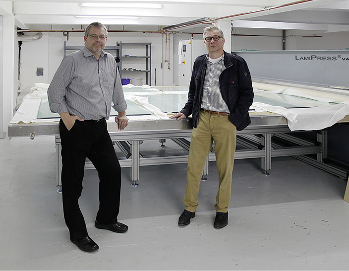 
Die Übergabe und Abnahme der neuen Lamipress Vario 4.0 erfolgte nach einer Woche Probelauf in der Produktion der Glastechnik Engels GmbH in Essen durch Michael Muschiol (l.) an Gernot Engels.
