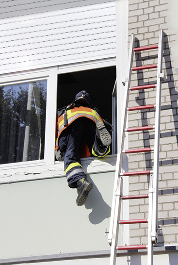 <p>
</p>

<p>
Um den zweiten Rettungsweg nachzuweisen, muss dieser mit Rettungsgeräten der Feuerwehr erreichbar sein. Dabei muss die Feuerwehr über die hierfür erforderlichen Rettungsgeräte verfügen und darf bei Sonderbauten wegen der Personenrettung keine Bedenken haben.
</p> - © Foto: Reflexa

