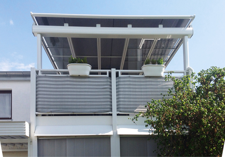 <p>
</p>

<p>
Auch auf einem Balkon oder einer Dachterrasse lassen sich Glasdach und Beschattung gut kombinieren und die Anbringungsprobleme einer klassischen Gelenkarmmarkise wegen fehlender Befestigungsmöglichkeiten einfach umgehen.  
</p> - © Foto: Heckert Sonnenschutztechnik

