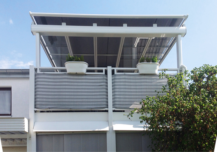 



Auch auf einem Balkon oder einer Dachterrasse lassen sich Glasdach und Beschattung gut kombinieren und die Anbringungsprobleme einer klassischen Gelenkarmmarkise wegen fehlender Befestigungsmöglichkeiten einfach umgehen.  
