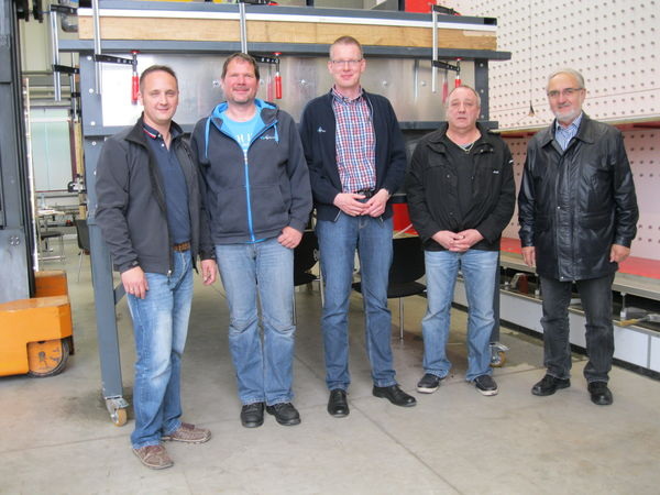 Zufriedene Gesichter vor der in Betrieb genommenen Prüfbox beim Prüfinstitut in Velbert: (v.l.) Frank Hinrichs, Axel Sterk, Rainer Trauernicht, Hinrich Gronewold von TS Aluminium sowie Dr. Steffen Spenke, 1. Vorsitzender des Bundesverbandes Wintergarten e.V. Es fehlt auf dem Bild: Dietrich Tegtmeier, Leiter Fachausschuss Technik, der die Prüfbox entwickelt hat.