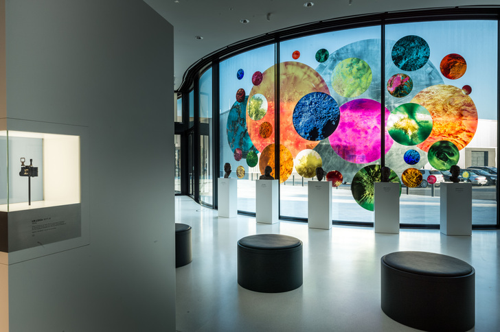 Blickfang in der neuen Leica-Zentrale — digital bedruckte Applikationen aus farbigen Gläsern.