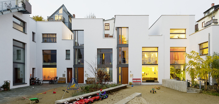 



Die Fenster dienen dazu, den Komfort der Bewohner zu steigern. Sie wurden so ausgerichtet, dass ein optimaler Lichteinfall ermöglicht wird. Eingesetzt wurden Holz-Alu-Fenster in Passivhausqualität von Fensterbau Gnan. Diese zweigeschossigen Fenster des Galeriebereichs sorgen für eine hohe Transparenz und Offenheit.
