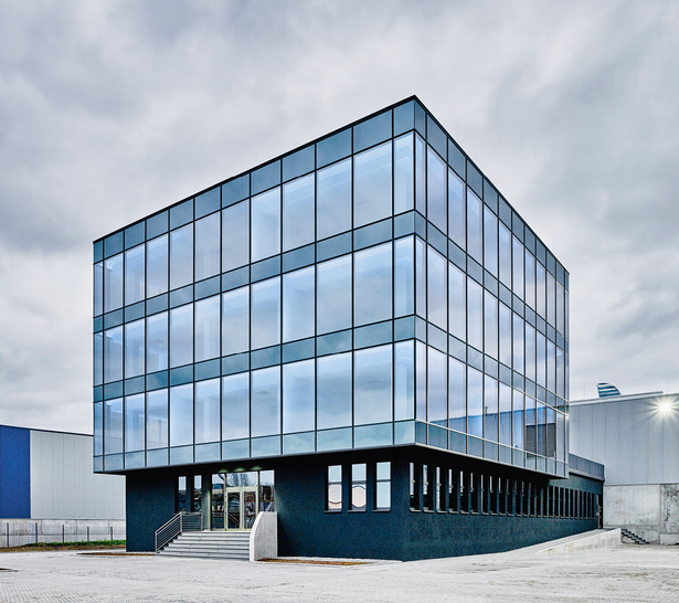 
Der Neubau von Frigo-Trans erscheint mit seinen Sonnenschutzgläsern bei Tag in einem blauen Glanz.



