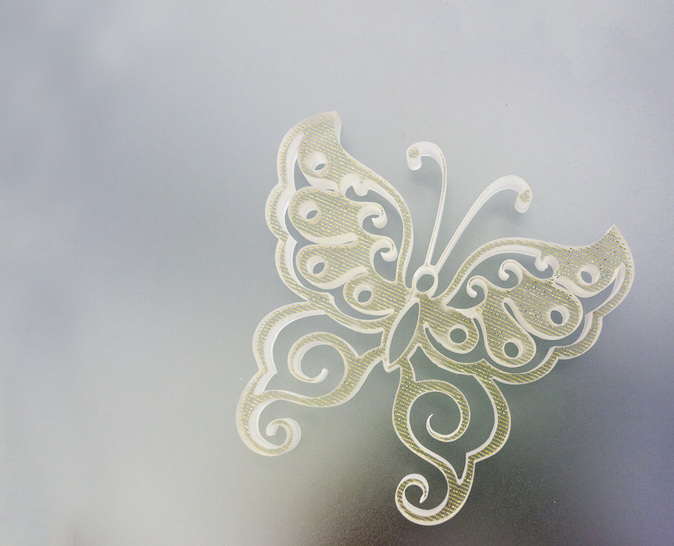 
Beim Veredeln bietet Guido Brüdgam verschiendste Kompetenzen, zu der auch die Wasserstrahltechnik zählt, mit der er auch filigranste Schmetterlinge gestalten kann.
