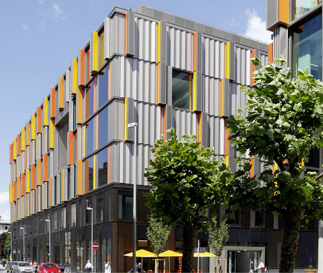 



Die Faltschiebeläden sollen dem Gebäudekomplex nach der Planung des Architekten ein charakteristisches Aussehen verleihen.
