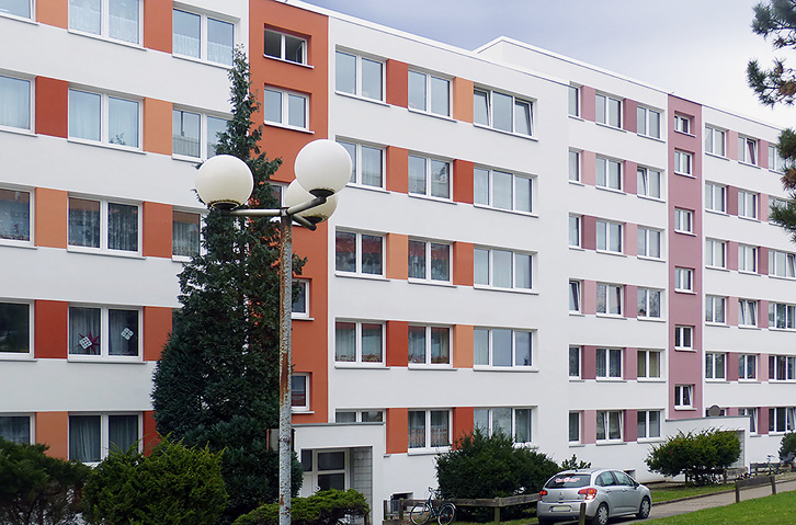 
Wohnpark Kerpen (bei Köln): Bei der öffentlich geförderten Sanierung der 159 Wohnungen wurde bei den Fenstern ein UW-Wert von 0,90 W/(m²K) gefordert. Die Kochs GmbH konnte diese Vorgabe erfüllen und den strengen Kostenrahmen einhalten.
