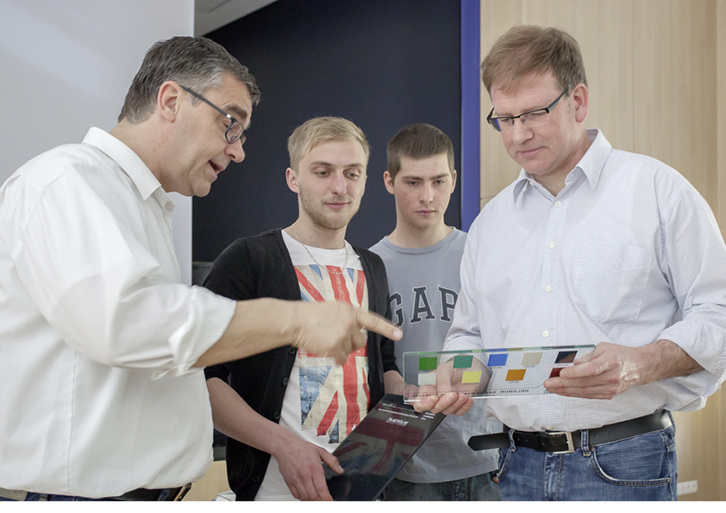 



Professor Knaack (l.) von der TU Darmstadt, Expertengespräch-Initiatior Michael Höhler und Schüler begutachten gemeinsam ein Glasmuster.
