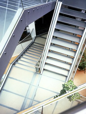 



Dort, wo die DIN 18008 bauaufsichtlich eingeführt ist, sind für die neuen begehbaren Sigla Walk Gläser nun keine zusätzlichen Prüfungen oder Berechnungen mehr notwendig.
