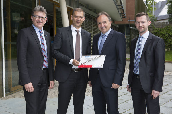 Reinhold Braun, Geschäftsführender Gesellschafter der Sortimo International GmbH, Dr. Christian Heine, Geschäftsführer der Bereiche Vertrieb & Marketing Befestigungssysteme und neue Geschäftsfelder der fischerwerke GmbH & Co. KG, Klaus Emler Geschäftsführender Gesellschafter der Sortimo International GmbH und Günther Hirt, Projektleiter der neugegründeten FISCO GmbH, Zusmarshausen, setzen der Verschwendung am Bau neue modular aufgebaute und energieeffiziente Bausysteme entgegen.