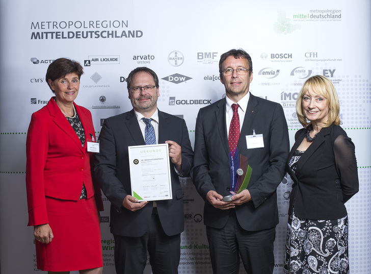 Bei der Preisverleihung (v.l.): Katrin Rehschuh (Martin-Luther-Universität Halle-Wittenberg), Dr.Thomas Rainer (boraident GmbH), Dr. Johann Dorner (boraident GmbH), Dr.Petra Sachse (Stadt Halle) - © Guido Werner/GWP
