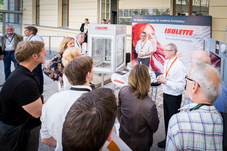 Hardy Danel erläutert während der “ArchitekTOUR“ Einzelheiten zum Jalousien-Isolierglas Isolette.