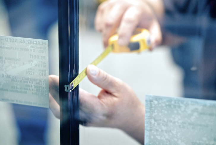 Die DIN 18008 kennt viele Sonderfälle, unter anderem bei ISO-Einheiten für Doppelhautfassaden.