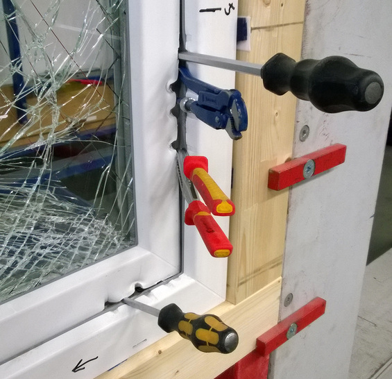 Am ift Rosenheim wurde das gesamte Produktprogramm von Inoutic/Deceuninck auf seinen einbruchhemmenden Widerstand getestet. Ausgerüstet mit den i.S.-Sicherheitsbeschlägen von Maco wurde die Systemprüfung nach EN 1627-1630 für RC 1 N, RC 2 N und RC 2 bestanden.