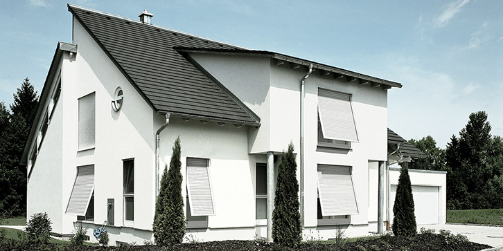 



Ausstellbare Rollläden haben bereits ein lange Geschichte und finden aktuell immer mehr Zuspruch. Durch die Ausstellfunktion kann die Funktion des Rollladens durchaus mit der einer Markisolette verglichen werden.
