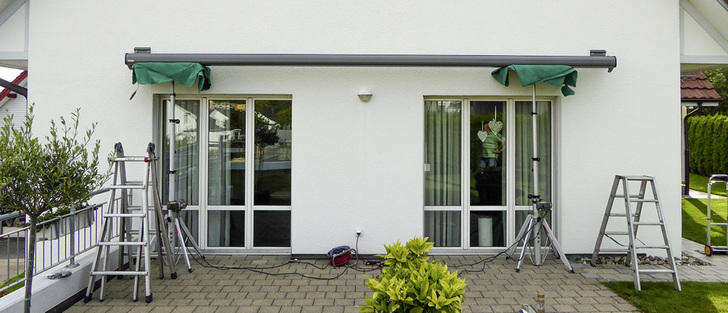 



Bei optimalen Arbeitsplatzbedingungen auf der Terrasse können Hilfsmittel wie Hebelifte effektiv eingesetzt werden. Zusammen mit standsicheren Leitern ist so ein mitarbeiterfreundliches Arbeiten möglich. 
