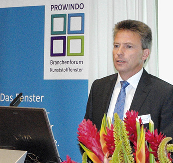 
Andreas Hartleif, Vorstandsvorsitzender der Veka AG, präsentierte Zahlen des Profilherstellers zum Recycling und zur Energieeinsparung.
